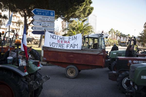 法国农民关注巴黎封锁，政府希望平息抗议