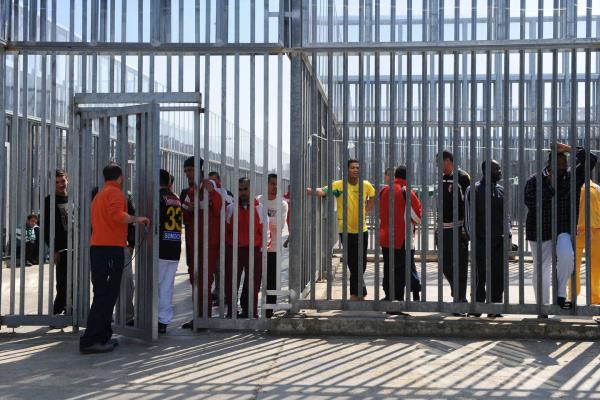 在意大利，一名年轻几内亚人的自杀让人们对拘留所产生了强烈的关注