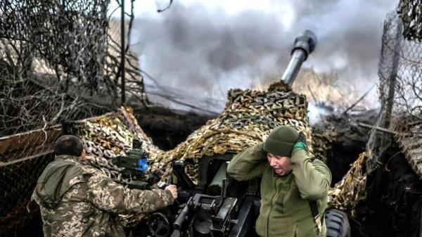 Ukrainian service members fire an L119 howitzer towards Russian troops near the front-line town of Bakhmut, amid Russia's attack on Ukraine, in Do<em></em>netsk region, Ukraine December 21, 2023. REUTERS/Viacheslav Ratynskyi