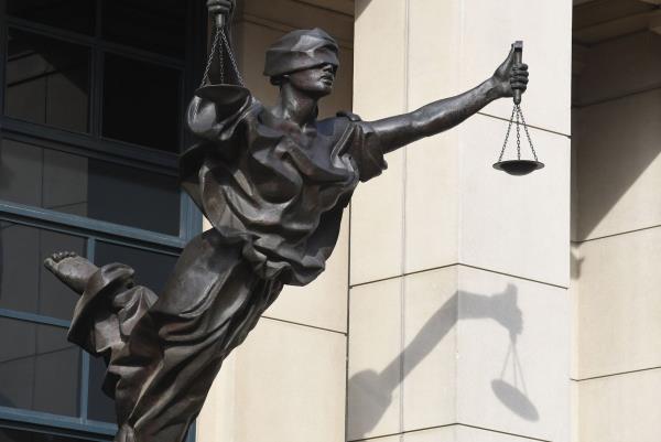 科罗拉多医护人员因吸食氯胺酮致以利亚·麦克莱恩死亡被判刑