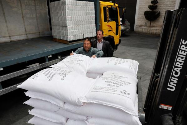 在混乱的加沙地带，商人们拿起武器运送食物