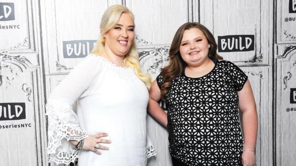 妈妈琼坚持说她“不吸毒”，并且已经戒酒四年了