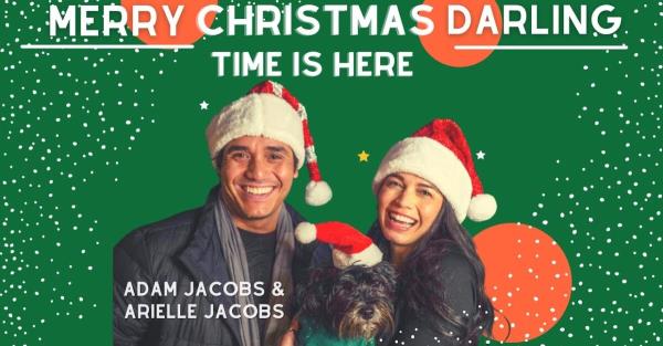 31天的节日欢乐：阿里尔·雅各布斯和亚当·雅各布斯说：“(快乐的)圣诞时间到了，亲爱的!”