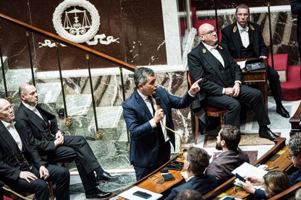 法国内政部长因移民法案引发的政治危机而被削弱