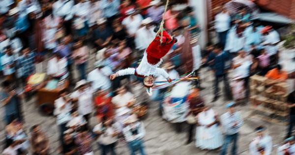 墨西哥的飞行员：100英尺高空的古老传统