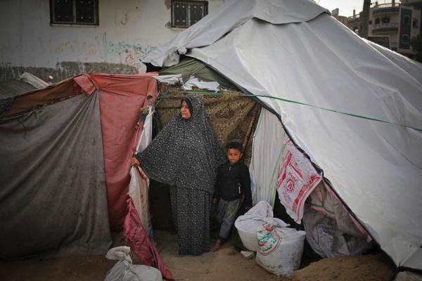 在拉法，加沙人在以色列袭击的持续威胁下挣扎求生