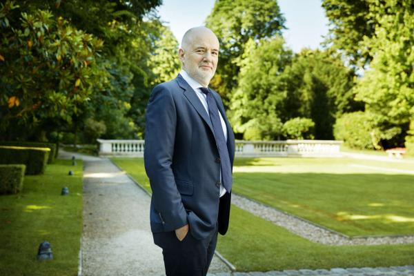 一项不合理的经济政策会立即受到市场的惩罚