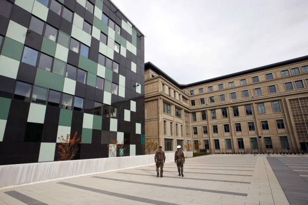 “考虑到英国对俄罗斯的立场，如果两人同居，将会出现真正的安全问题”