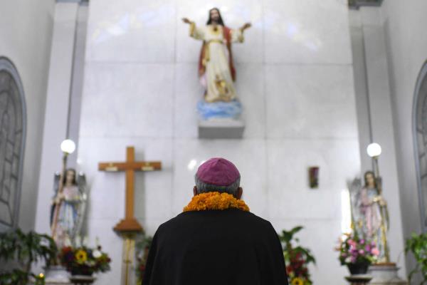 在墨西哥，教会试图与毒贩进行调解，以遏制暴力