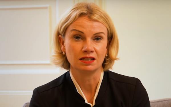 调查显示，由于新冠病毒的访问规定，养老院的居民喜欢“展品”