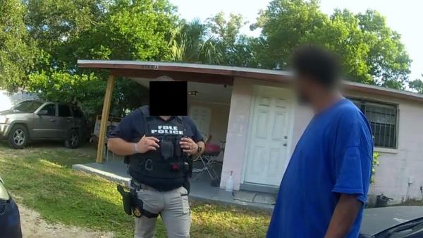 警方录像显示，选举警察罗恩·德桑蒂斯逮捕了有选举舞弊行为的人