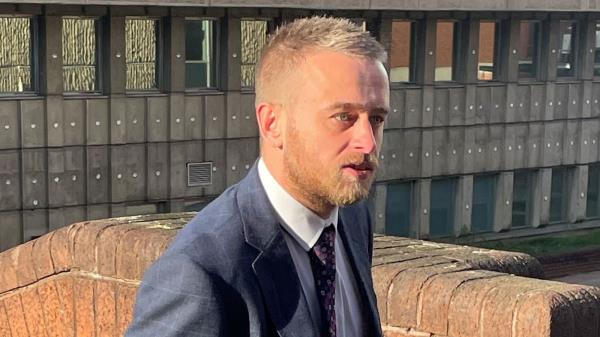 布拉德利·洛厄：足球迷戴尔·霍顿在嘲笑儿童吉祥物死亡后避免入狱