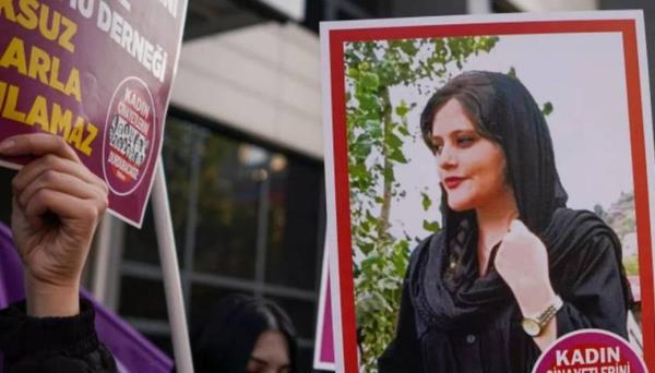 在“头巾法案”通过后，伊朗妇女因“暴露”服装将面临十年监禁