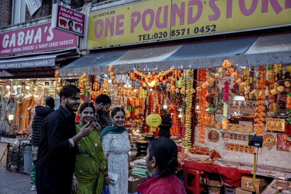 伦敦的Southall“小印度”标志着排灯节和Rishi Sunak的胜利