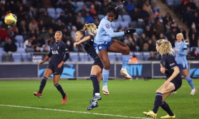 Manchester City’s Khadija ‘Bunny’ Shaw rises highest to open the floodgates against Spurs.