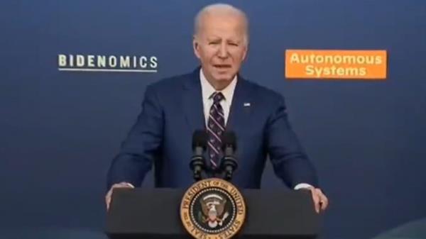 美国总统乔·拜登接待了四名美国宇航局宇航员，这是半个世纪以来第一批计划绕月飞行的宇航员