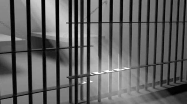 加州震惊：46岁的女老师把她明确的照片发给学生，以辅导为幌子与他发生性关系；逮捕了