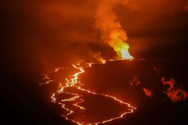 从夏威夷大岛的火山中流出的熔岩可能会阻塞岛上的主要高速公路