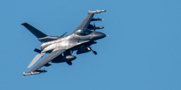 乌克兰军队在学习驾驶F-16战斗机时面临严重延误，要到明年夏天才能准备好飞行