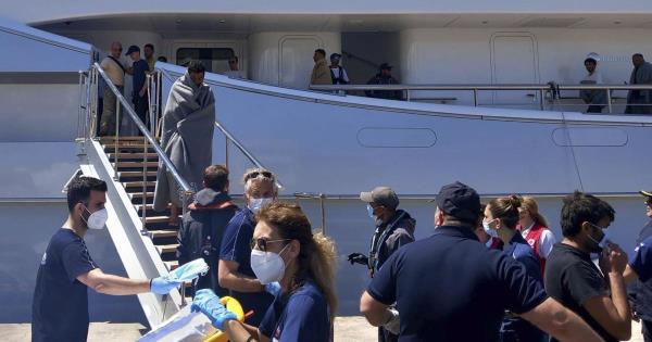 希腊：渔船倾覆，32名移民死亡，100多人获救