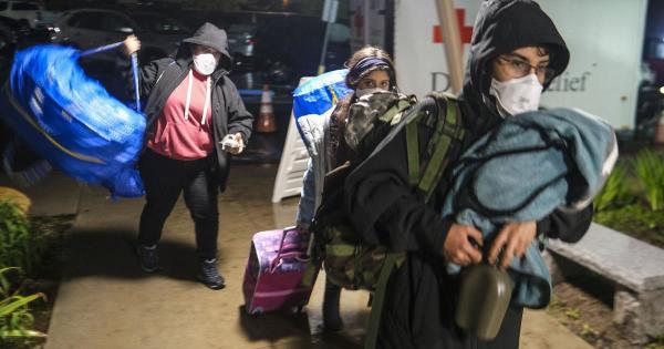 受风暴侵袭的加州居民面临撤离，降雨仍将持续