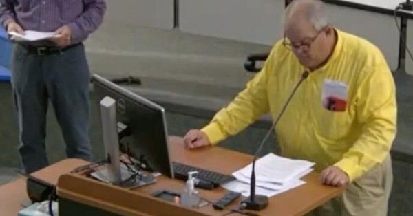 卡西：博特图尔县的图书馆应该只对成年人开放吗？