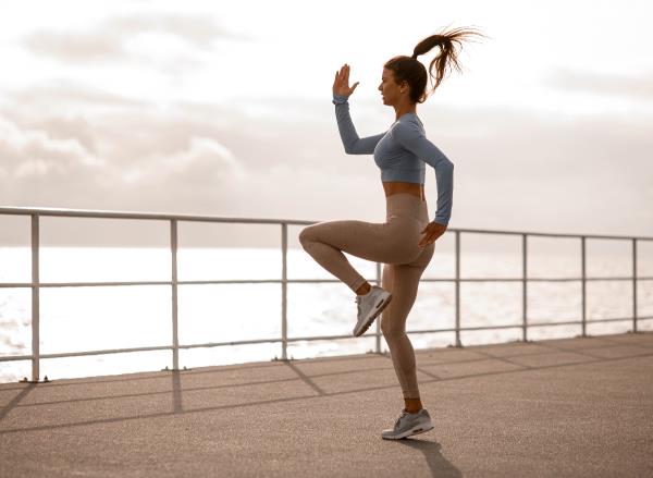 high knees, co<em></em>ncept of HIIT exercises for all-day energy