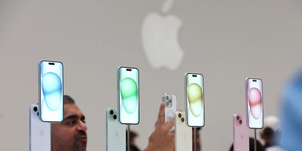 iPhone 15的“无聊”颜色被苹果粉丝称为“50度灰”