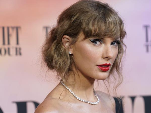 泰勒·斯威夫特(Taylor Swift)的《时代之旅》(The Eras Tour)登顶票房冠军，追平了《小丑》(Joker)的纪录