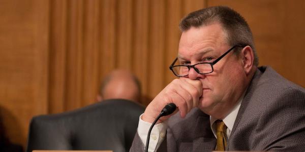参议员泰斯特(Jon Tester)说，他看到过一些参议员在任时间太长，变成了“原来的空壳”