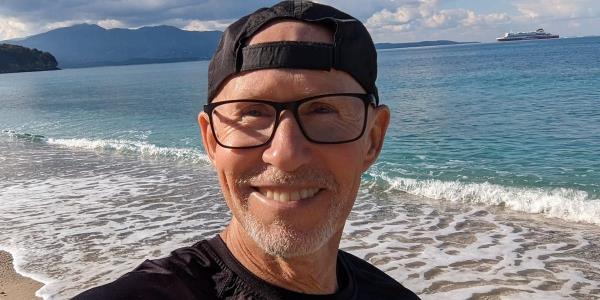 我在60多岁时成为了一名游牧民，游历了37个国家“不管你的年龄多大，你都不会太老，不能去旅行”