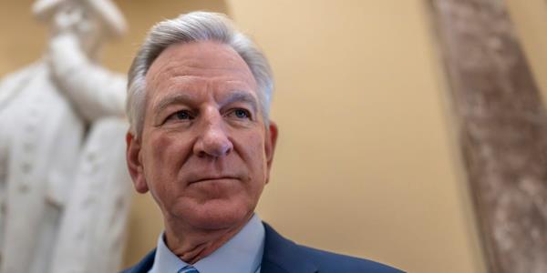 参议员汤米·塔伯维尔(Tommy Tuberville)仍在从《弱点》(The Blind Side)中赚取版税，而在该片上映14年后，围绕故事真实性的紧张局势再次爆发