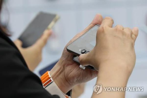 People test out new Galaxy products, including the Galaxy Z Flip 5 and the Fold 5, at a Samsung Electro<em></em>nics store in Seoul, in this file photo taken July 27, 2023. (Yonhap)