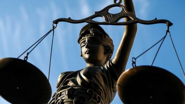 法官变得“可怕”：60岁的老人卖孩子娃娃——目的很明确