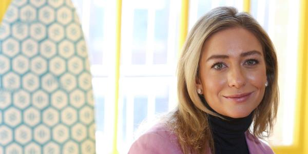 Bumble创始人惠特尼·沃尔夫·赫德(Whitney Wolfe Herd)的日常生活是：早上5点15分起床，把儿子送到学校后拨打电话参加会议