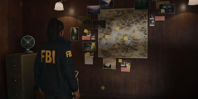 Saga Anderson examines the case board in the FBI Field Office in Alan Wake 2