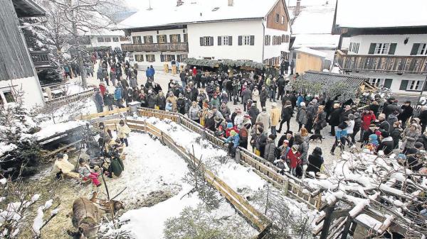 冰雹和雪之后：本尼迪克特伯恩圣诞市场挑战大自然的力量