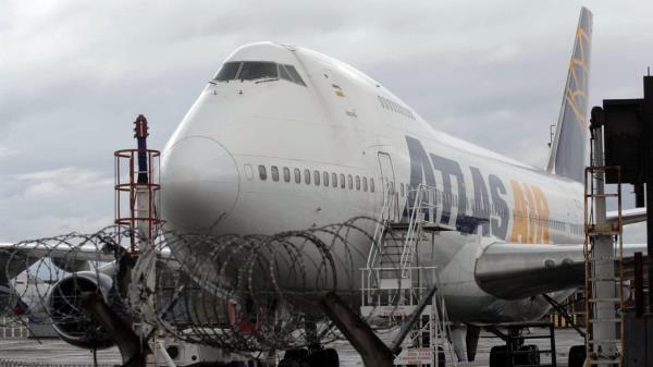 阿特拉斯航空公司波音747飞机在空中发动机故障后火花四溅