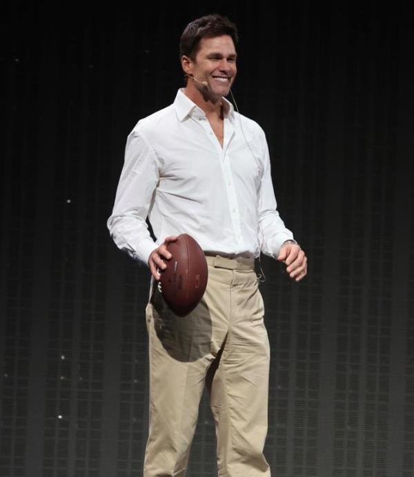 ### NOTE FEE APPLIES PER USAGE ###</p>

<p>　　EXC Touchdown! Tom Brady, who is co<em></em>nsidered the NFL's GOAT (Greatest Of All Time) quarterback, throws an American football during his 