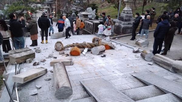 强烈地震使建筑物倒塌，日本进入海啸预警