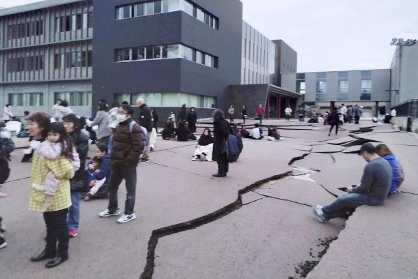 日本在一系列强烈地震后发布海啸警报