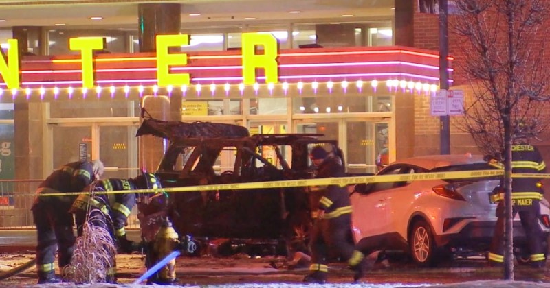 纽约州罗彻斯特市音乐会后发生的新年车祸造成2人死亡，5人受伤;在SUV里发现了汽油罐