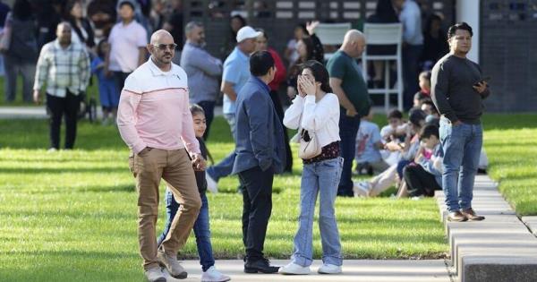 在乔尔·欧斯汀教堂，一名女子开枪被下班的警察打死;小男孩和她一起受伤