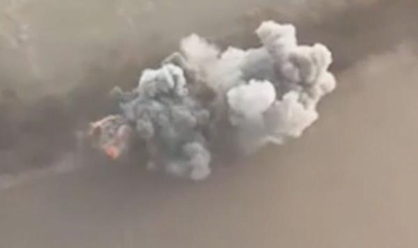 一瞬间，俄罗斯坦克在地雷上爆炸，燃烧的士兵逃命