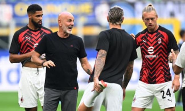 Stefano Pioli talks to Milan’s players in training