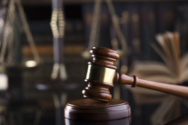 警方称，一名与妻子被枪杀有关的加州法官被捕