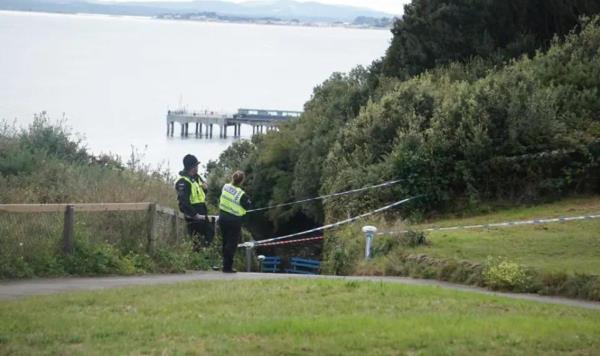 警方在海边小镇的道路上发现了人类遗骸，并设置了大型警戒线