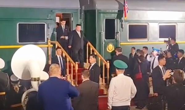 金正恩在普京会谈前受到俄罗斯官员的欢迎