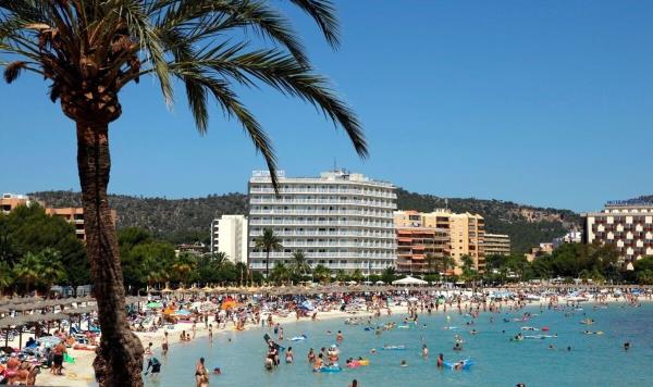 被控在Magaluf酒店强奸的英国游客在抵达法庭时“掩面”