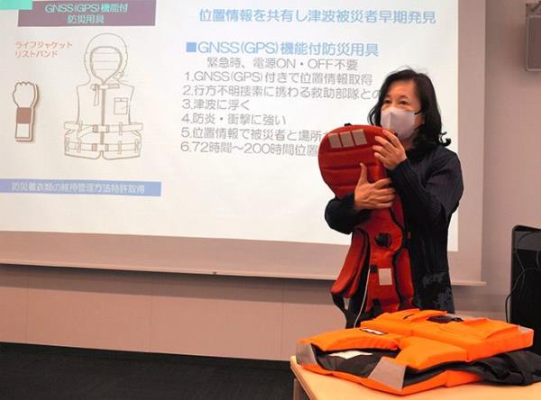 装有全球定位系统的救生衣正在制作中，以寻找被冲上海岸的幸存者